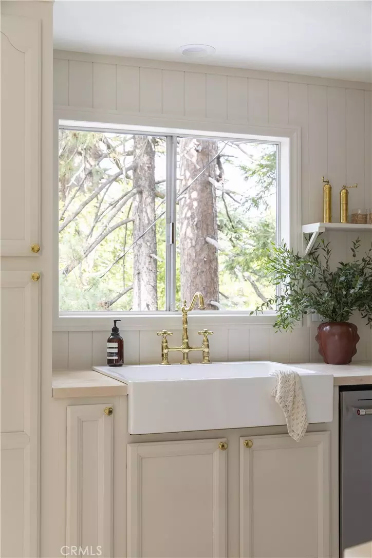 Kitchen - 527 Rainier Rd, Lake Arrowhead, CA 92352 photo 3 of 4