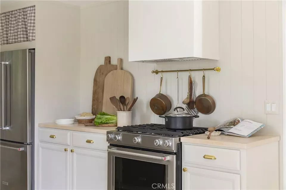 Kitchen - 527 Rainier Rd, Lake Arrowhead, CA 92352 photo 4 of 4