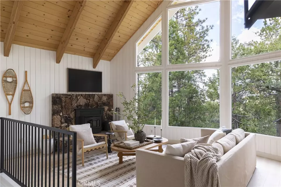 Living - 527 Rainier Rd, Lake Arrowhead, CA 92352 photo 2 of 5