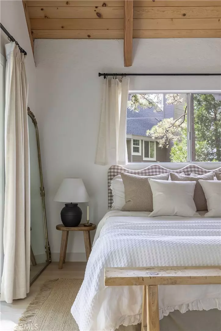 Bedroom - 527 Rainier Rd, Lake Arrowhead, CA 92352 photo 2 of 6