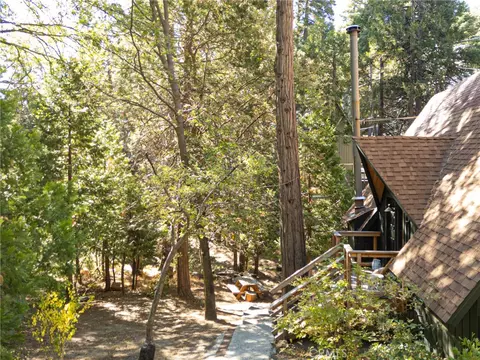 Exterior - 385 Birchwood Dr, Lake Arrowhead, CA 92352 photo 7 of 7