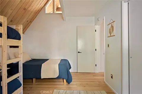 Bedroom - 385 Birchwood Dr, Lake Arrowhead, CA 92352 photo 4 of 8