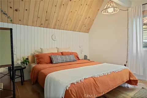 Bedroom - 385 Birchwood Dr, Lake Arrowhead, CA 92352 photo 1 of 8