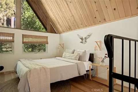 Bedroom - 385 Birchwood Dr, Lake Arrowhead, CA 92352 photo 5 of 8