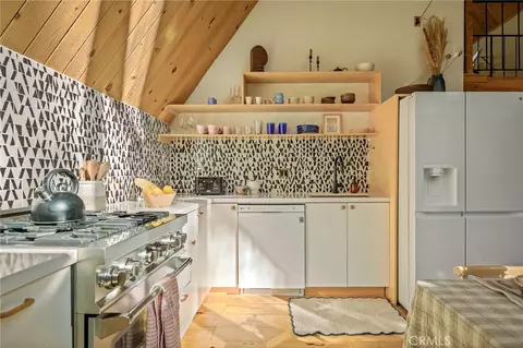 Kitchen - 385 Birchwood Dr, Lake Arrowhead, CA 92352 photo 1 of 3
