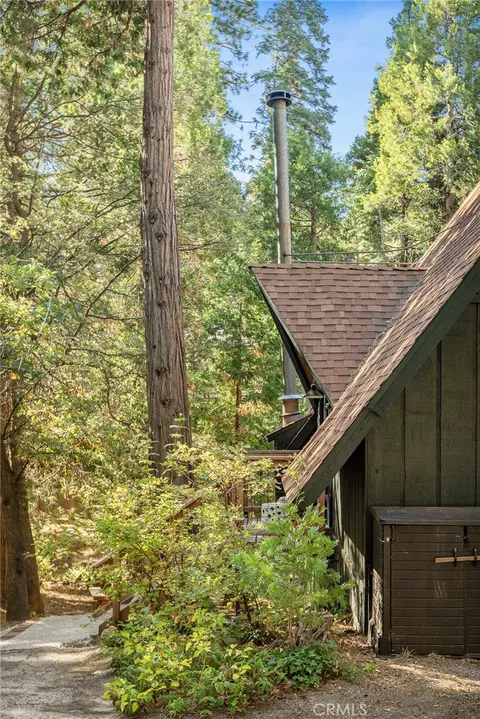 Exterior - 385 Birchwood Dr, Lake Arrowhead, CA 92352 photo 3 of 7