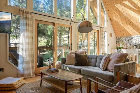 Living - 385 Birchwood Dr, Lake Arrowhead, CA 92352 photo 1 of 2