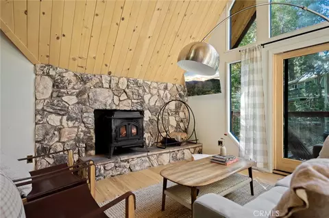 Living - 385 Birchwood Dr, Lake Arrowhead, CA 92352 photo 2 of 2