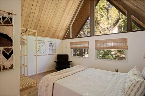 Bedroom - 385 Birchwood Dr, Lake Arrowhead, CA 92352 photo 7 of 8