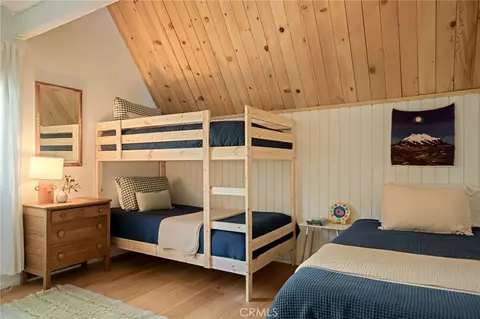 Bedroom - 385 Birchwood Dr, Lake Arrowhead, CA 92352 photo 3 of 8