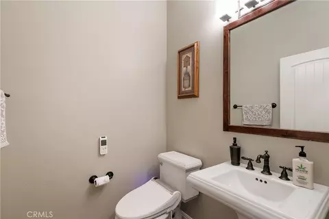 Bath - 28449 Fresh Spring Ln, Lake Arrowhead, CA 92352 photo 6 of 10