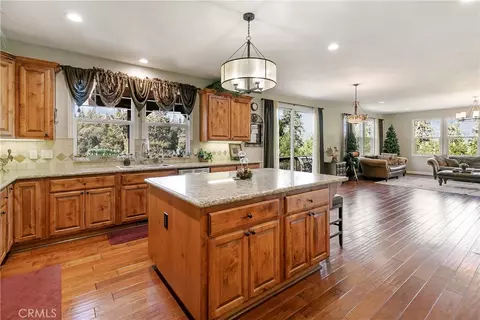 Kitchen - 28449 Fresh Spring Ln, Lake Arrowhead, CA 92352 photo 7 of 7