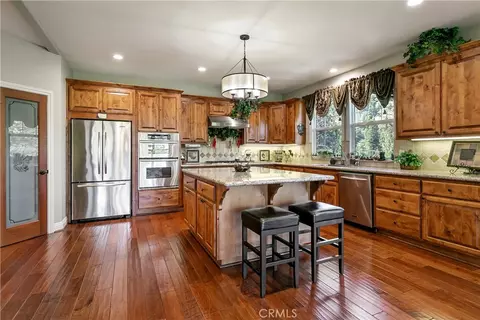Kitchen - 28449 Fresh Spring Ln, Lake Arrowhead, CA 92352 photo 4 of 7