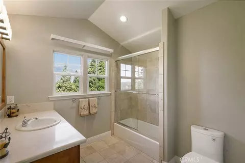 Bath - 28449 Fresh Spring Ln, Lake Arrowhead, CA 92352 photo 7 of 10
