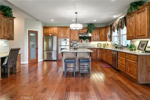 Kitchen - 28449 Fresh Spring Ln, Lake Arrowhead, CA 92352 photo 3 of 7