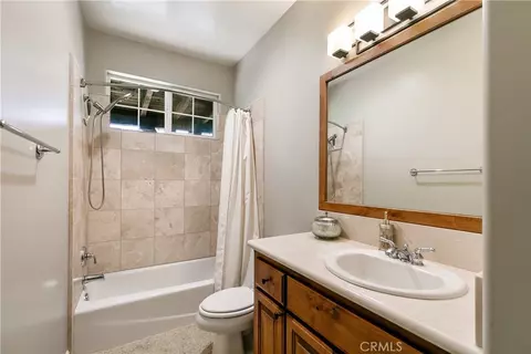 Bath - 28449 Fresh Spring Ln, Lake Arrowhead, CA 92352 photo 5 of 10
