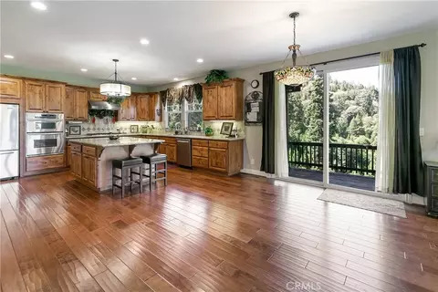 Kitchen - 28449 Fresh Spring Ln, Lake Arrowhead, CA 92352 photo 2 of 7