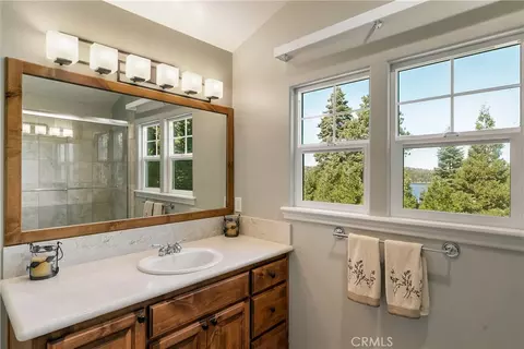 Bath - 28449 Fresh Spring Ln, Lake Arrowhead, CA 92352 photo 9 of 10