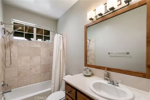 Bath - 28449 Fresh Spring Ln, Lake Arrowhead, CA 92352 photo 4 of 10