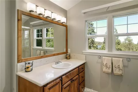 Bath - 28449 Fresh Spring Ln, Lake Arrowhead, CA 92352 photo 8 of 10