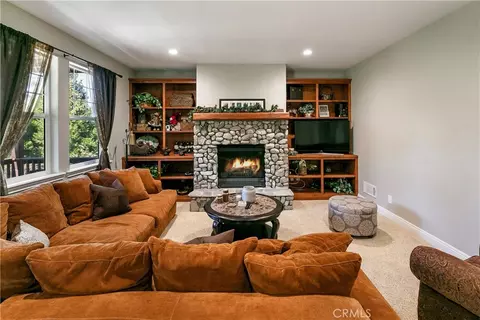 Living - 28449 Fresh Spring Ln, Lake Arrowhead, CA 92352 photo 7 of 8