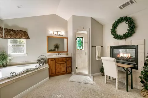 Bath - 28449 Fresh Spring Ln, Lake Arrowhead, CA 92352 photo 3 of 10