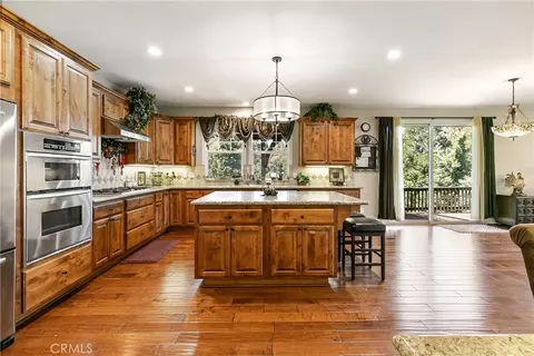 Kitchen - 28449 Fresh Spring Ln, Lake Arrowhead, CA 92352 photo 5 of 7