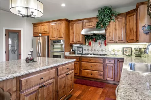 Kitchen - 28449 Fresh Spring Ln, Lake Arrowhead, CA 92352 photo 6 of 7