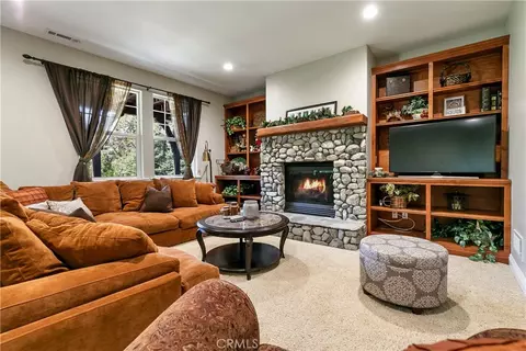 Living - 28449 Fresh Spring Ln, Lake Arrowhead, CA 92352 photo 6 of 8