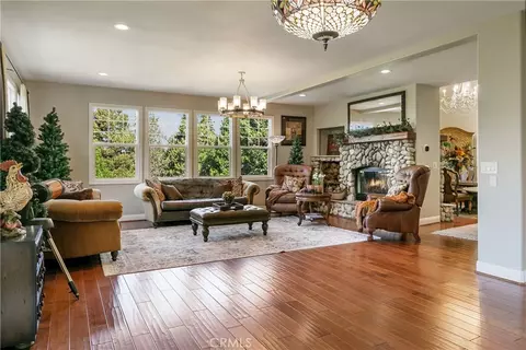 Living - 28449 Fresh Spring Ln, Lake Arrowhead, CA 92352 photo 3 of 8