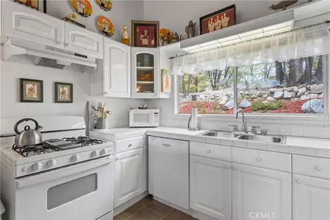 Kitchen - 705 Cypress Rd, Cedar Glen, CA 92321 photo 1 of 2