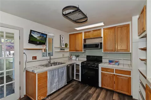 Kitchen - 811 Leonard Ln, Sugarloaf, CA 92386 photo 1 of 3