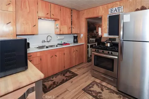 Kitchen - 592 Douglas St, Big Bear Lake, CA 92315 photo 4 of 4