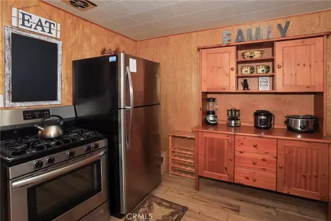 Kitchen - 592 Douglas St, Big Bear Lake, CA 92315 photo 2 of 4
