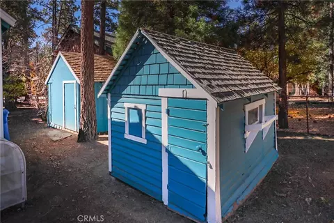 Exterior - 592 Douglas St, Big Bear Lake, CA 92315 photo 7 of 10