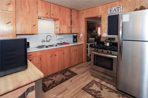 Kitchen - 592 Douglas St, Big Bear Lake, CA 92315 photo 4 of 4