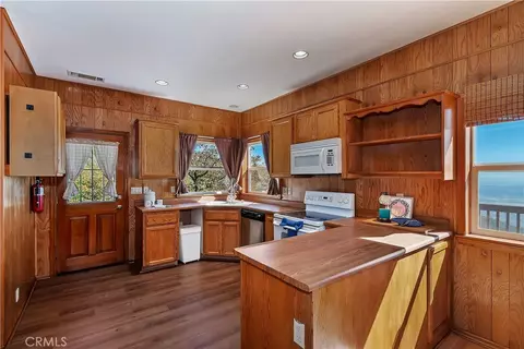 Kitchen - 23903 Skyland Dr, Crestline, CA 92325 photo 1 of 5