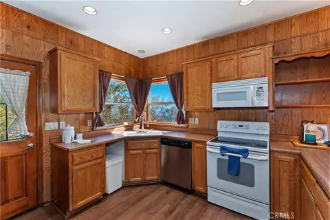 Kitchen - 23903 Skyland Dr, Crestline, CA 92325 photo 3 of 5