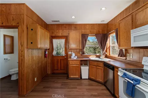Kitchen - 23903 Skyland Dr, Crestline, CA 92325 photo 2 of 5