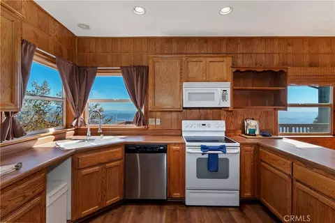 Kitchen - 23903 Skyland Dr, Crestline, CA 92325 photo 4 of 5