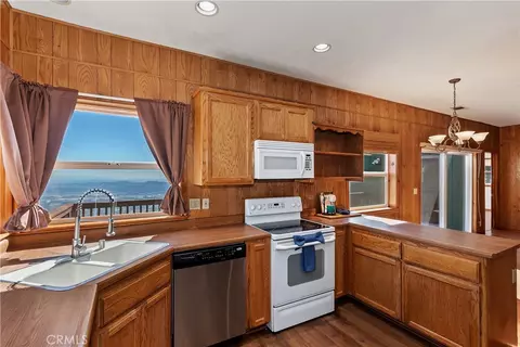 Kitchen - 23903 Skyland Dr, Crestline, CA 92325 photo 5 of 5