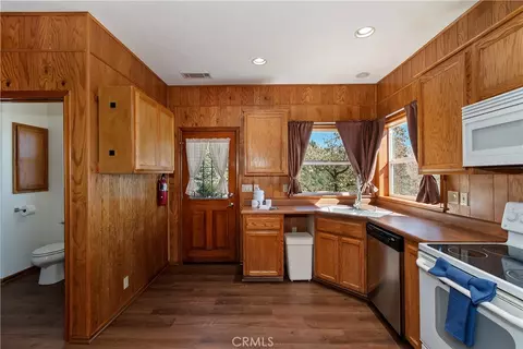 Kitchen - 23903 Skyland Dr, Crestline, CA 92325 photo 2 of 5
