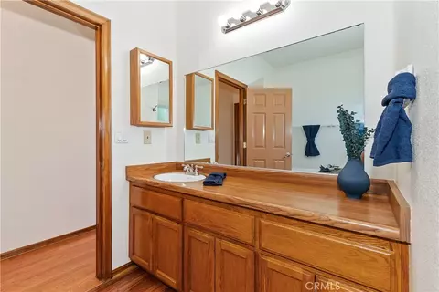Bath - 23903 Skyland Dr, Crestline, CA 92325 photo 2 of 5