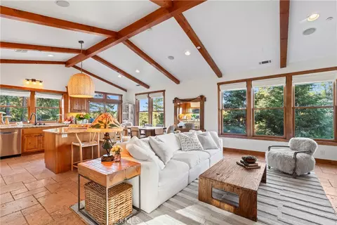 813 Greenbriar Dr, Skyforest, CA 92385