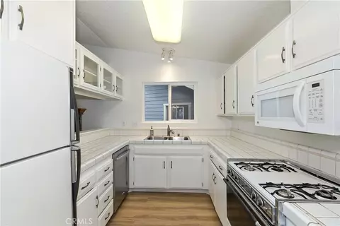 Kitchen - 142 Rockledge Ln, Lake Arrowhead, CA 92352 photo 1 of 4