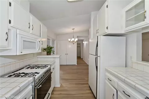 Kitchen - 142 Rockledge Ln, Lake Arrowhead, CA 92352 photo 4 of 4