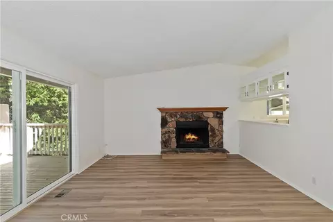 Living - 142 Rockledge Ln, Lake Arrowhead, CA 92352 photo 2 of 4