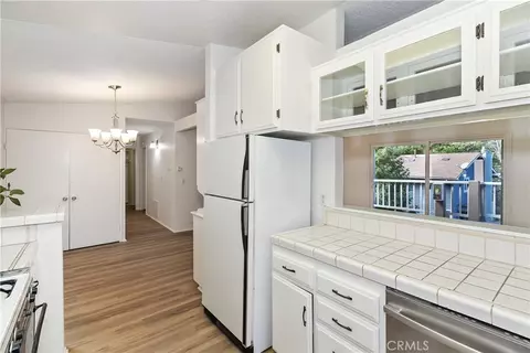 Kitchen - 142 Rockledge Ln, Lake Arrowhead, CA 92352 photo 3 of 4