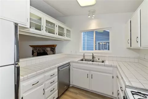 Kitchen - 142 Rockledge Ln, Lake Arrowhead, CA 92352 photo 2 of 4