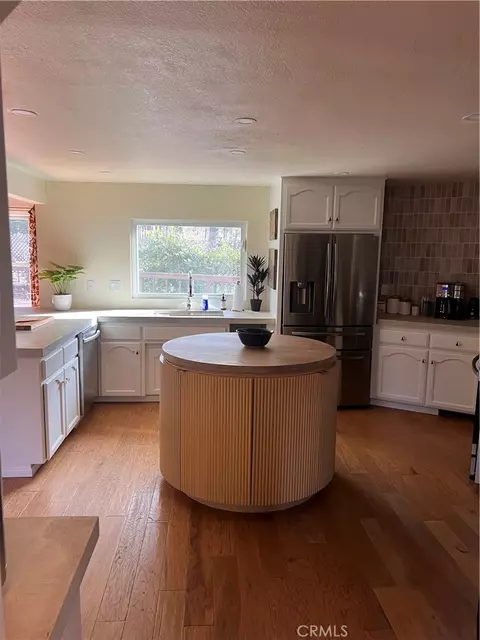 Kitchen - 951 Osprey, Lake Arrowhead, CA 92352 photo 5 of 6